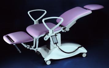 Pohodlné universální křeslo pro vyšetřování pacienta v sedě, pololehu i vleže. Moderní design s pohodlným čalouněním a bílými plastovými kryty. Pojízdné provedení s brzděnými kolečky Ø 75 mm.