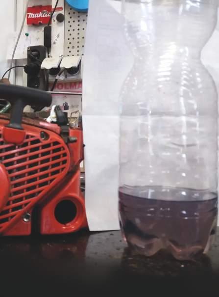 V tomto prípade odporúčame používať priesvitný kanister, cez ktorý je vidno farbu paliva. Náš olej na miešanie obsahuje červené farbivo.