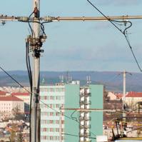 Stavební úpravy na komunikacích vytipování vhodných úseků, kde bude účelné zřízení preferenčních pruhů pro autobusy a trolejbusy mimo stávající jízdní pruhy, úpravy dopravního řešení na křižovatkách