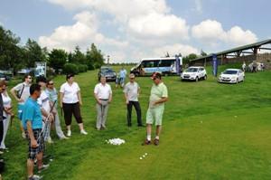 Účastníci podnikatelského setkání si pod dohledem profesionálních trenérů a asistentů měli možnost si zahrát golf.