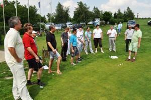 S těmito základními informacemi pokračovali v nácviku standardního golfového švihu na odpališti, golfového úderu na cvičném hřišti.