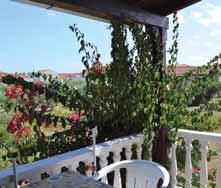 Ze zastíněných balkónů a teras je výhled do zeleně, do zahrady a do okolní zástavby.