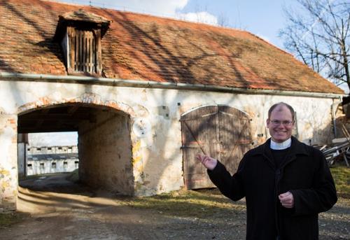 Sídlo úřadu je v Široké ulici v centru Českých Budějovic a tvoří jej jednotlivá oddělení: Sekretariát biskupů, generální vikář, Kurie a archiv, a dále oddělení tiskové, ekonomické, právní,