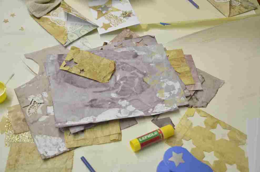 Na barvení nahnědlých a fialovo růžových papírů a obálek s rozetkami jsme použili návod od výtvarnice Alexandry Hejlové.