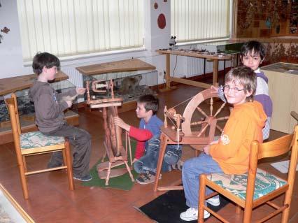 NÁRODNÍ PARK ŠUMAVA JE TOU NEJLEPŠÍ UČEBNOU POD ŠIRÝM NEBEM ŠUMAVSKÁ JEZERA (září říjen, květen, červen) Délka programu: 4 6 hodin Tématická exkurze (forma pracovních listů a práce ve skupinách) k