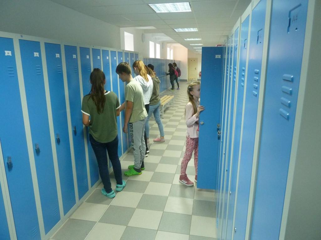 Skříňky se už staly běžnou součástí vybavení školy.