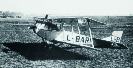 Československé státní aerolinie se základnou na letišti ve Kbelích a už 28. října 1923 vzlétá první letoun ČSA Aero A-14 s pilotem Karlem Brabencem. Jednalo se pouze o symbolický okruh nad letištěm.