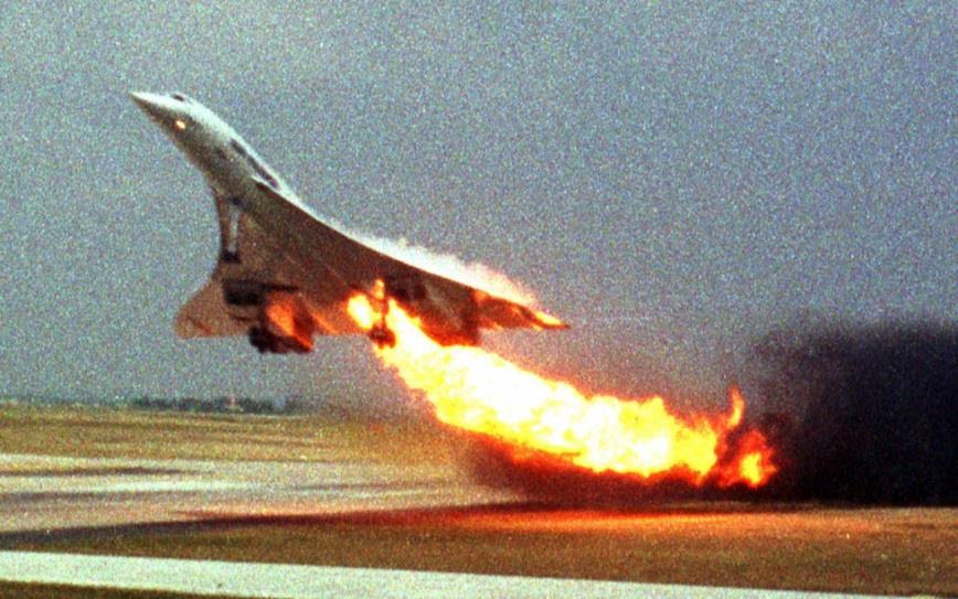 7.2 Vesmírný program Obr. 30: Concorde v plamenech Vesmírný program během Studené války zajišťovala Americká organizace NASA.