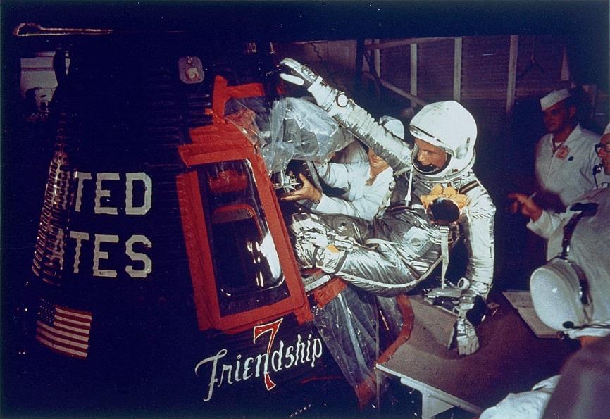 rok později (20. února 1962) John Glenn obletěl jako první Američan zeměkouli v kosmické lodi Mercury Atlas 6. Obr.