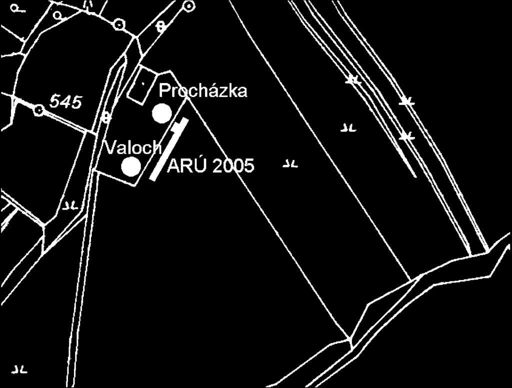 Archeologické rozhledy LVIII 2006 217 a Obr. 6. Jarošov. Rekonstrukce vzájemné polohy archeologických výkopů v trati Kopaniny (a) a planigrafie sondy z roku 2005 (b). Fig. 6. Jarošov. Reconstruction of the placing of archaeological trenches at Kopaniny (a) and a planigraphy of the 2005 excavation (b).