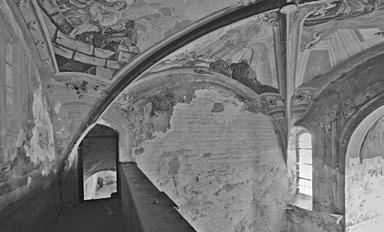 Při pohledu do kaple z kruchty je dobře patrný úbytek barokní výzdoby směrem dolů. Foto: Tomáš Záhoř. dobře mapují snímky v ultrafialovém spektru.