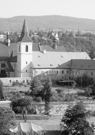 Český Krumlov, klášter minoritů, konventní budovy, pohled od jihozápadu. Foto: Roman Lavička. Novém Městě se jednalo dokonce o čtyři pole).