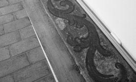 Obr. 20: Záklopové prkno z raně barokního stropu v patře malé kvadratury instalované dnes v expozici o patro níž v ambitu. Foto: Daniel Šnejd. Obr.
