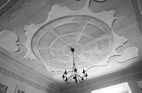 21: Podhled stropu v chodbě nad ambitem konventu bekyň, štuková výzdoba z první poloviny 18. století si uchovává raně barokní charakter. Foto: Daniel Šnejd. Obr.