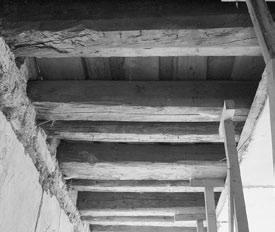 Obr. 24: Pohled do vnitřní konstrukce stropu z 19. století v patře refektáře kláštera klarisek. Foto: Daniel Šnejd.