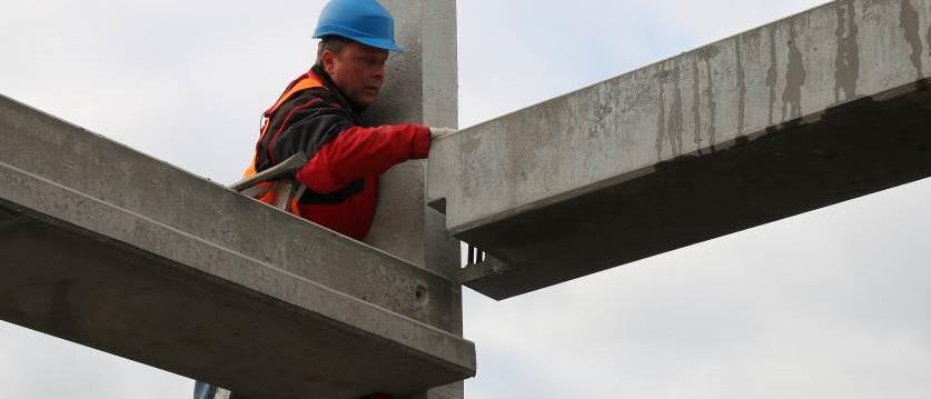 1.1 Principy Koncept nosné konstrukce je navržen jako prefabrikovaný z vysokopevnostního betonu s cílem minimalizovat množství použitého materiálu a zároveň maximálně odlehčit konstrukci s ohledem na