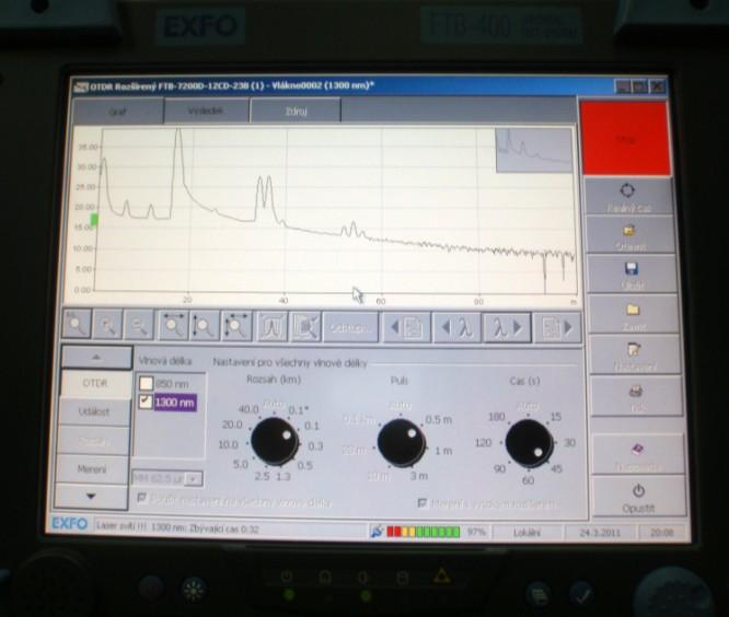 4 Vystrojení optického rozvaděče Obr. 4.20 Průběh měření OTDR probíhající měření (vlevo), vyhodnocení spoje (vpravo) 4.