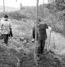 Pfied vlastním aktem vysazení stromu pronesl krátk proslov (zkrácená verze): Chtûl bych podûkovat v em pfiítomn m a panu starostovi, kter se rozhodl udûlat opatfiení v