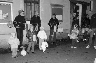 Po rozsvícení v ech lampionû rûzn ch tvarû a velikostí se vydali smûrem ke hfibitovu, kde u pomníku Franze Hübsche, v rámci blíïícího se dne Památky zesnul ch