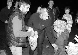 Na konci cesty, opût na návsi v Homoli u Panny, dostaly v echny dûti s lampionem od ãlenû kulturního v boru za odmûnu nûjakou tu sladkost.