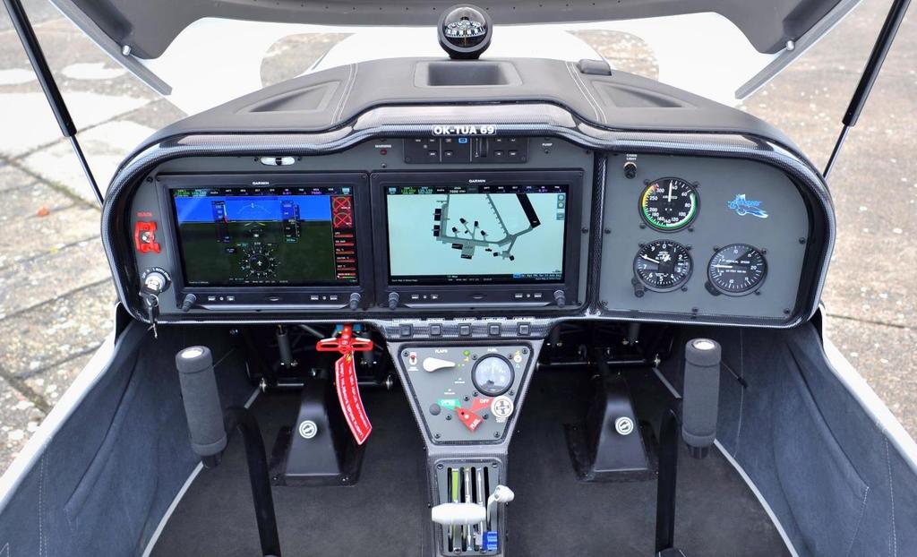 7.10 Základní ovladače v kabině Následující obrázek zobrazuje standardní rozmístění základních ovladačů a vybavení letounu v kabině.