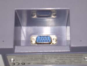 ROZHRANÍ (KONEKTORY) NA ZADNÍM PANELU VÁHY Kulatý konektor označený REMOTE je určen k