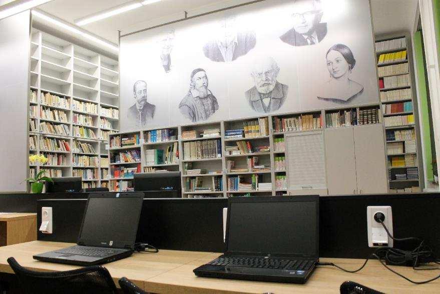 F) INFORMAČNÍ CENTRUM Informační centrum je knihovnou a studovnou dohromady, nabízí možnost půjčovat si beletrii, odbornou literaturu a učebnice (VOŠ), studovat méně dostupné materiály (vzory