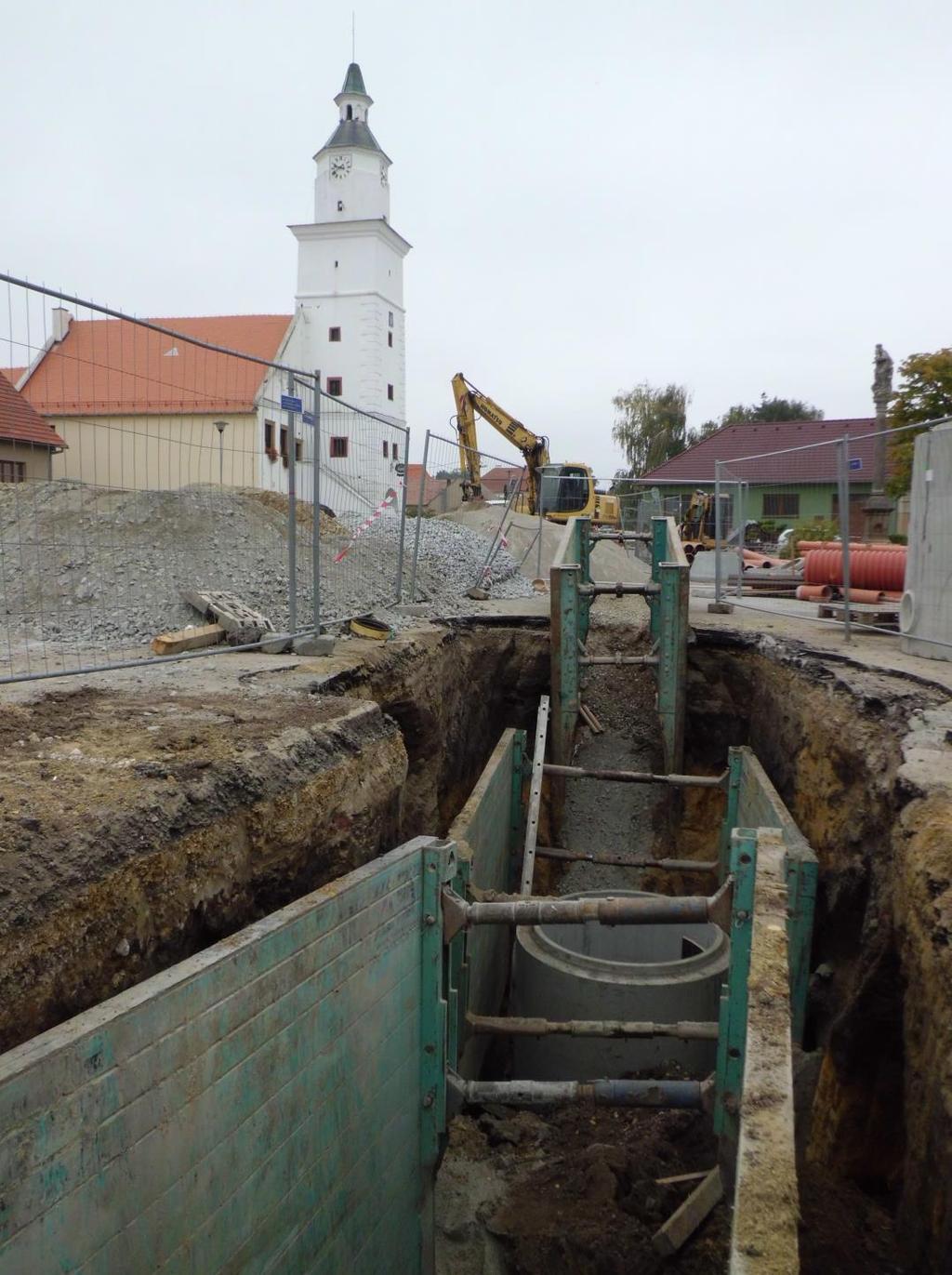 3. Budování a změny v městysi Kanalizace Největší stavbou, kterou městys v roce 2015 realizoval, byla výstavba splaškové kanalizace. Trvala po celý rok a ovlivnila život všech občanů.