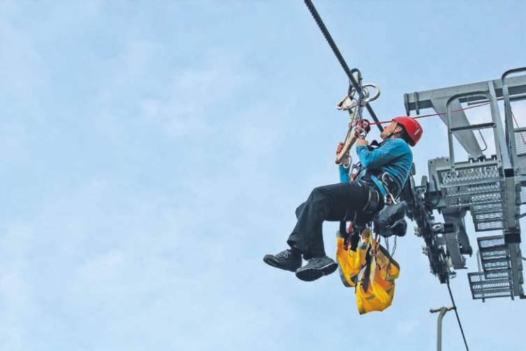 Tech-INFO záchrana z lanovky Záchranářská činnost sebou nese mnohé zvláštnosti při pohybu ve výšce a nad volnou hloubkou.