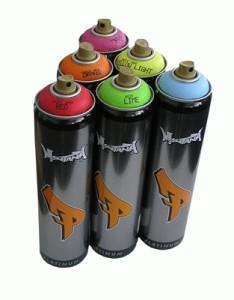 3.2 Techniky Nejpoužívanější prostředky pro nanášení graffitů jsou spreje s různými typy trysek a širokou barevnou škálou fixy, zvýrazňovače, rytí a leptání do skla.