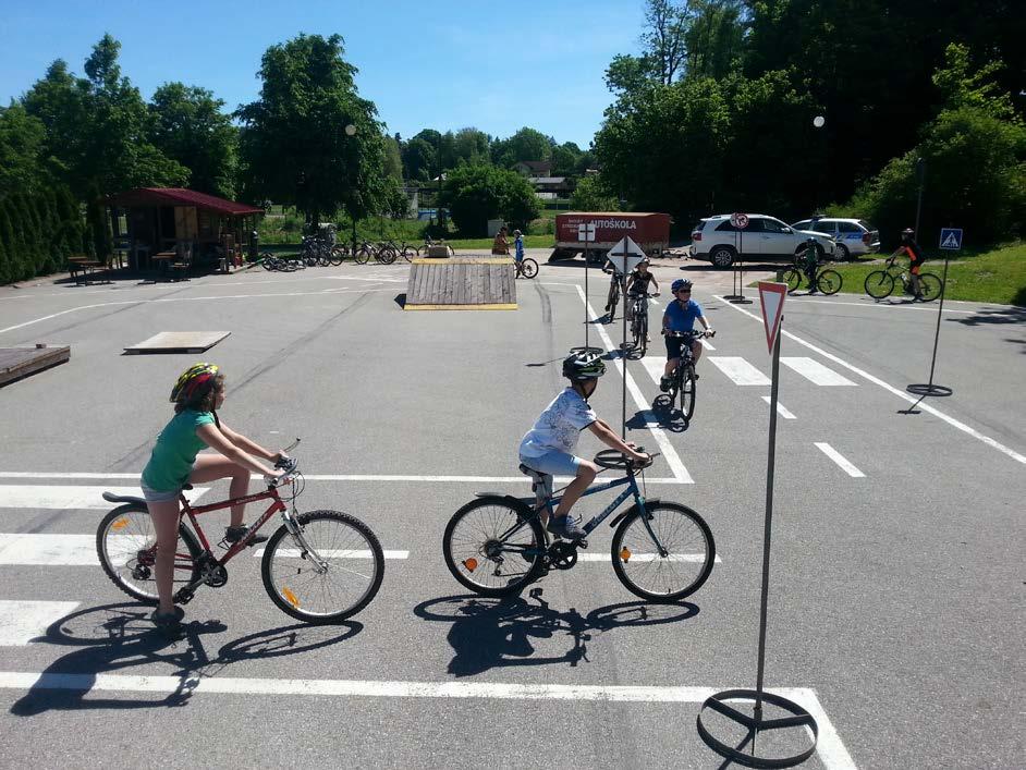 Cyklovýlet IV. třídy na Javorský mlýn V úterý 20. června odpoledne vyrazily některé děti se svými rodiči a sourozenci na kolech na třídní výšlap. Cílem byla krásná restaurace Javorský mlýn.