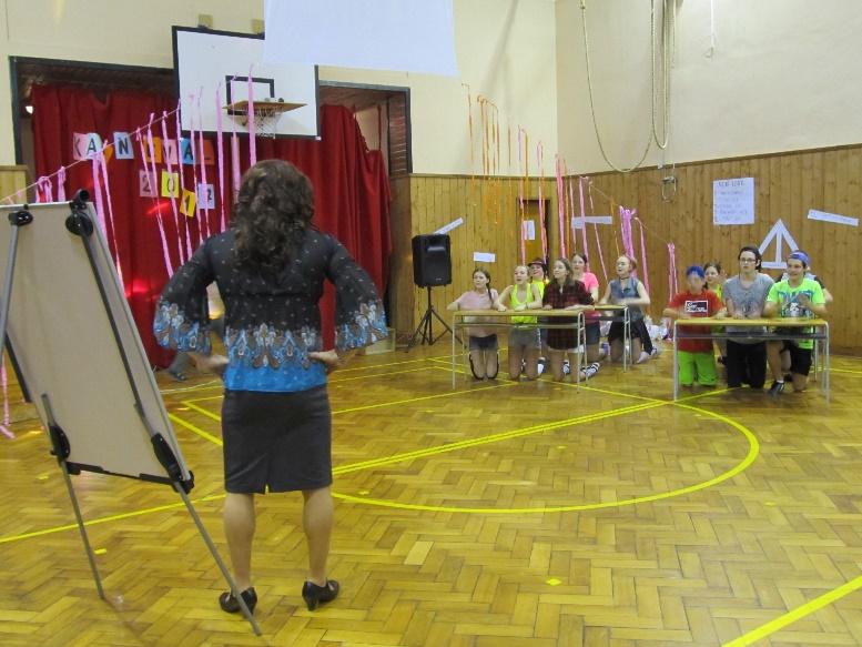 Celé odpoledne se neslo ve školním duchu. Program zahájili deváťáci svým předtančením, kdy třídní učitel L.