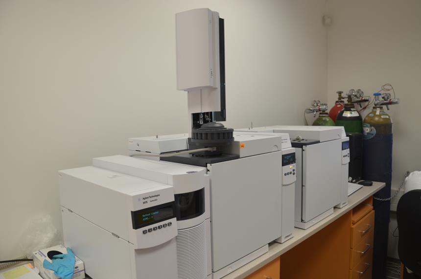 UTB ve Zlíně, Fakulta technologická 52 Obr. 7. Plynový chromatograf Agilent 7820A a hmotnostní spektrometr Agilent 5975 6.5.3 Pracovní postup K analýze na GC-MS byly použity dva druhy vzorků: přímo odebrané neupravené vodné vzorky jablečného aroma a tytéž vzorky extrahované v hexanu.