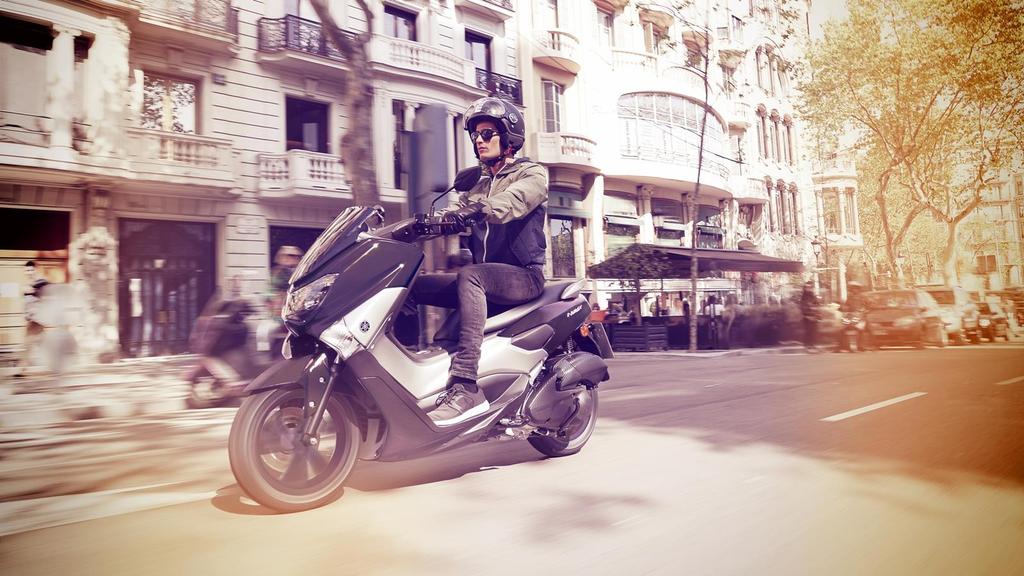 Yamaha NMAX. Každodenní život je součástí balení Sportovně laděný NMAX 125 promění vaše každodenní dojíždění do města na nevšední zážitek.