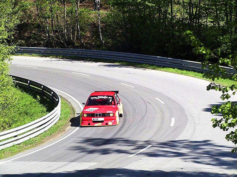 Školská fyzika 2013/2 Na pomoc FO FO54F2: Silniční závod Petr sleduje tatínka v automobilu při tréninku na silniční závody.