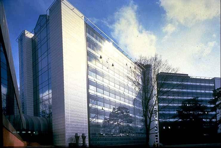 Obr. 2.1 Dokončená 8 podlažní administrativní budova 3. Konstrukce Budova je rozdělena na dvě křídla zahrnující oddělené kancelářské prostory v každém patře.