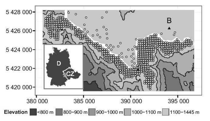 Obr. 2: Inventarizační plochy na obou stranách státní hranice, které byly zahrnuty do sledování vývoje zmlazení lesa v rámci práce Zeppenfeld et al. (2015).