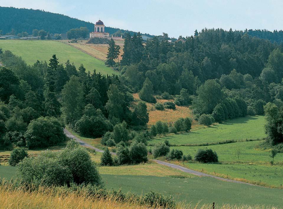 PlzeÀsko a Karlovarsko OKRES PLZE -SEVER Hrad Neãtiny v pfiírodním parku Manûtínská hornatina. Na pfiedcházející stranû: Údolí Berounky v Karlovické pahorkatinû udolanského mostu.