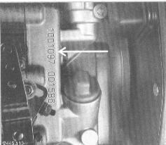4.ÚDRŽBA A PŘÍPRAVA PŘED SPUŠTĚNÍM STROJE - Průběžně kontrolujte, zda z vibrátoru, motoru nebo hydraulického systému neuniká (neprosakuje) olej.