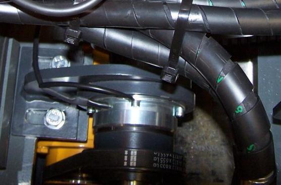 Při tlaku palce na klínový řemen, vedoucího od spalovacího motoru k hřídeli spojky, nesmí docházet k propružení pryžové pružiny (gumokovu) pod hydraulickým čerpadlem.