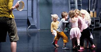 TANEC DĚTEM / DANCE FOR CHILDREN Aktivity s dětmi, pro děti a mládež Interaktivní programy divadla Ponec představují spojnici mezi výukou tvořivého tance na školách a tanečními představeními.