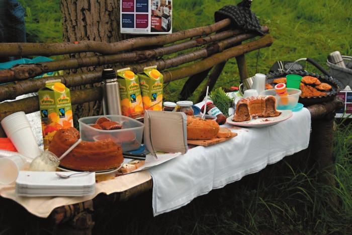 Podleský zpravodaj - květen 2014 5 Piknikovali, aby podpořili fairtradové a lokální pěstitele Fairtradová káva nebo čaj, koláče a bábovky z domácích vajec a mouky z lokálního mlýna, fairtradového
