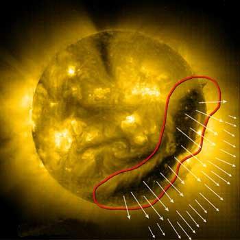 Coronal hole oblast, kde je korona tmavší, studenější a má menší hustotu odpovídá oblasti s otevřenými magnetickými