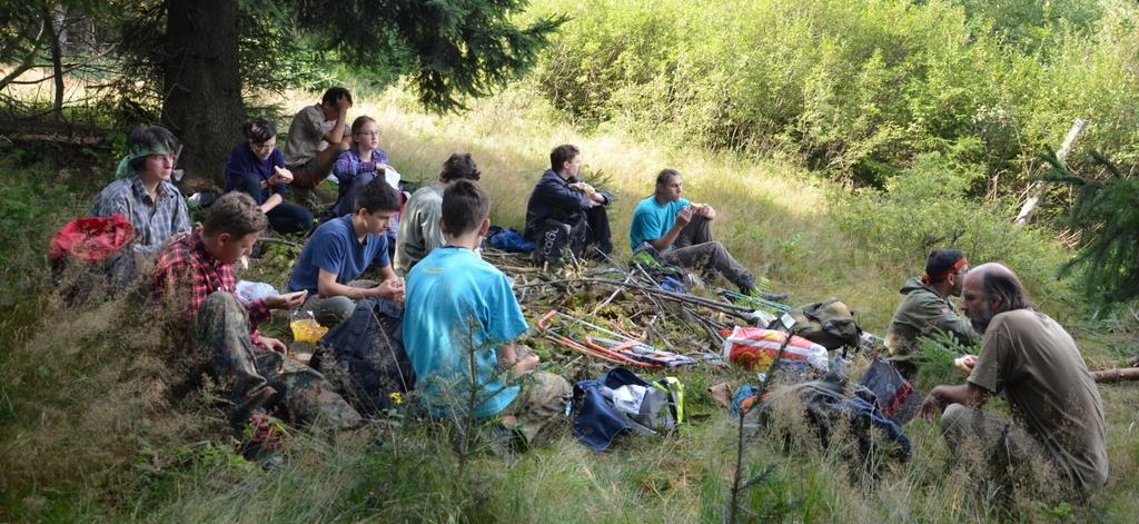 Týpí pro Stonožku 14. srpna. Hočhoku oslovili přes internet z organizace Stonožka pracující s postiženými dětmi, jestli bychom nemohli přijet a půjčit jim týpí na jejich tábor.