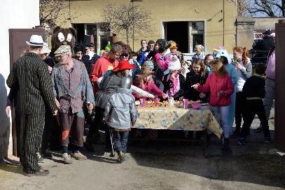 připraveným pohoštěním a potěšili se zahranou písničkou a tanečkem.