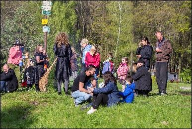 Pro děti byly připraveny vuřty na opékání na malém ohni, nápoje a soutěže s čarodějnickou