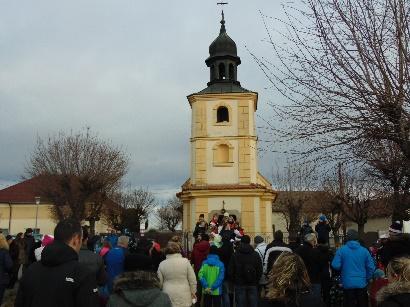 Jana Křtitele, aby rozsvítili svíčku, jako vzpomínku na ty, kteří tu v tento sváteční den již mezi námi nejsou.