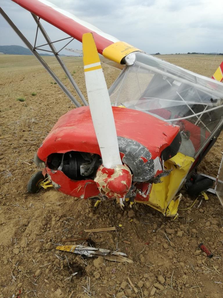 1.13 Lekárske a patologické nálezy Pilot po leteckej udalosti opustil lietadlo svojpomocne a sám odišiel na letisko Krakovany. Sťažoval sa na bolesti chrbtice.