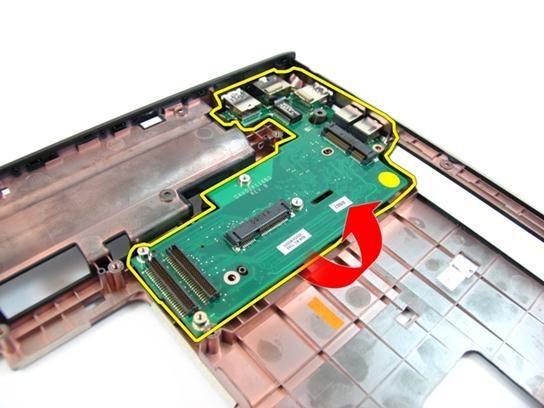 Zašroubujte šroub, který panel I/O zajišťuje. 3. Vložte základní desku.