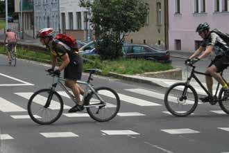 . / Přejezd pro cyklisty přimknutý k přechodu pro chodce (V 8b) >.